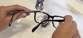 how-to-clean-eyeglasses